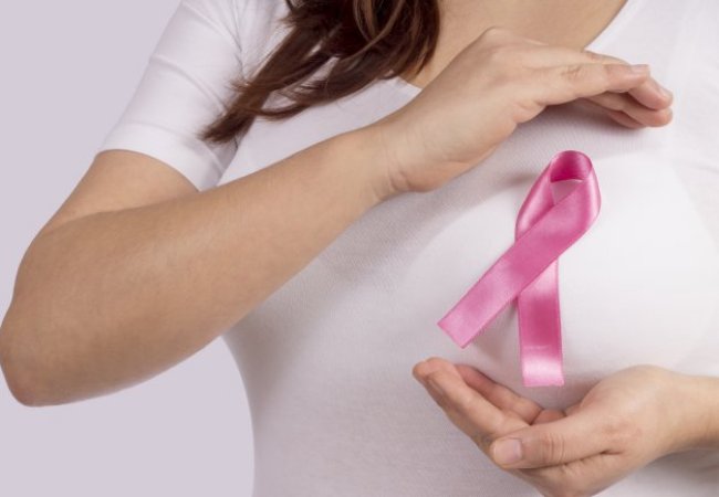 手で胸をつつむ女性