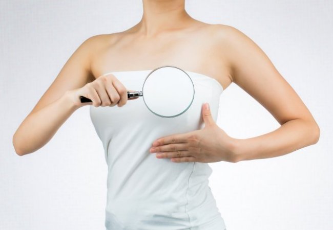 ルーペを胸にあてる女性